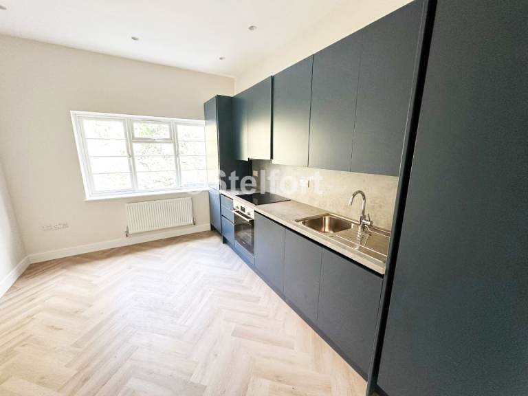 2 bedroom flat in Bromley Road, Bromley BR1