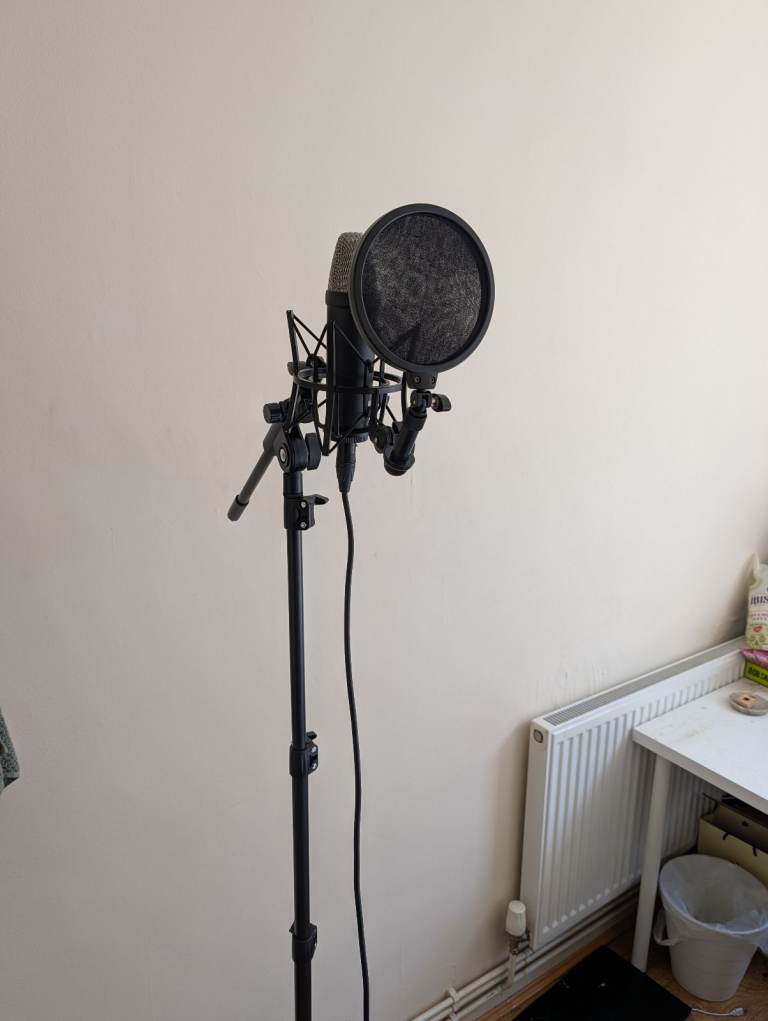 RØDE NT1 Signature Series Large-diaphragm Condeser Mic and Boom Stand