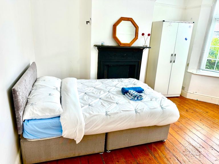 Charming Double Bedroom in Uxbridge UB8 2NQ