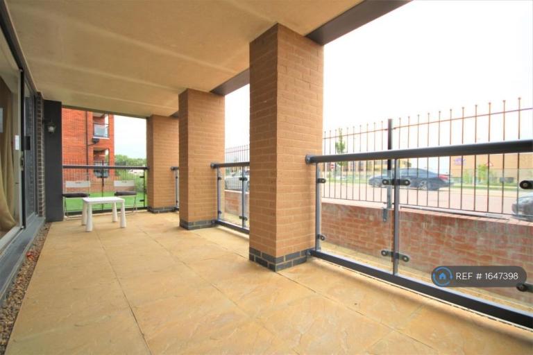 2 bedroom flat in Highland House, Whitehouse, Milton Keynes, MK8 (2 bed) (#1647398)