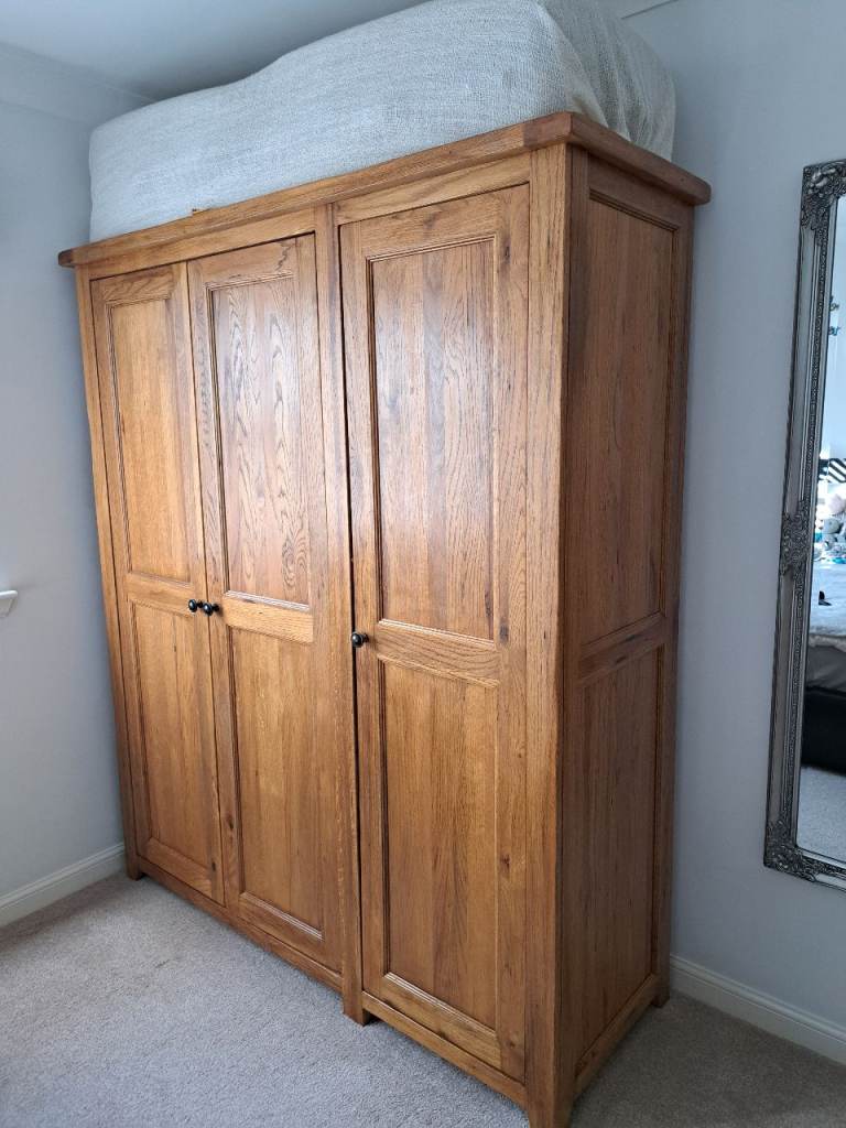 Solid OAK Wood Triple Wardrobe – Good Condition 