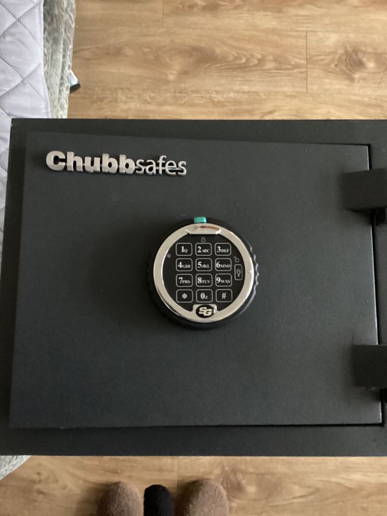Chubb  Wall safe