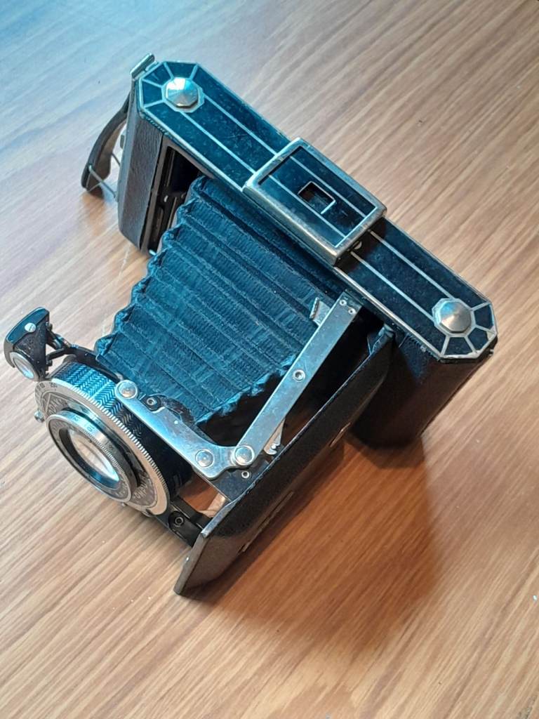Kodak Compur bellows camera. Takes 620 film