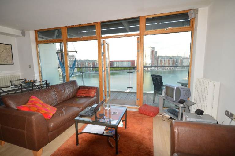 STUNNING RIVERSIDE VIEWING FROM LARGE BALCONY - 1 BED  OVER LOOKING EXCEL E16