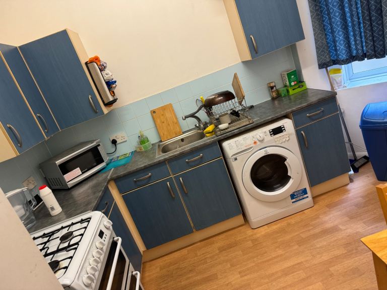 Room to rent near central London. Share with 2 only. Clean flat