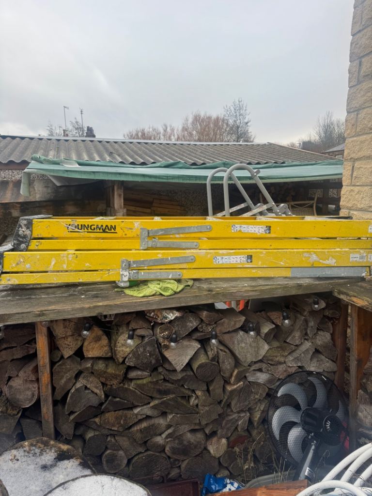 WERNER FIBREGLASS 1.7M 6 STEP SWINGBACK A FRAME STEP LADDER