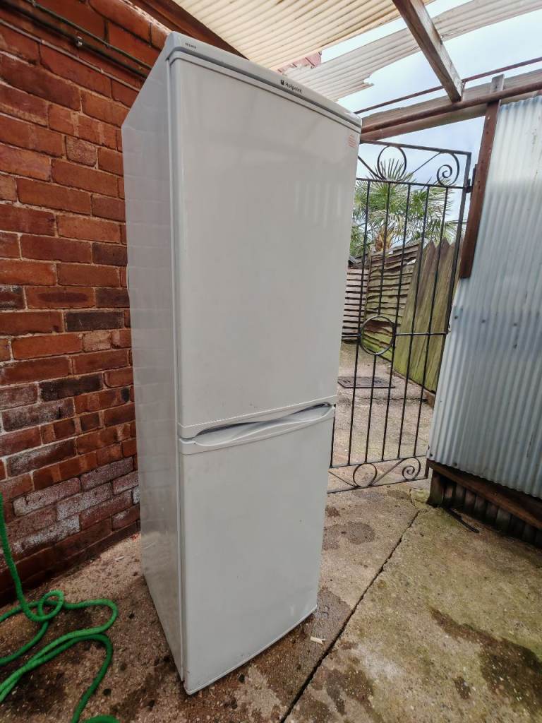 Hotpoint Fridge Freezer White, needs fixing 