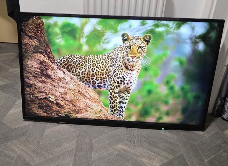 TOSHIBA 50" Smart 4K Ultra HD HDR LED TV in good condition
