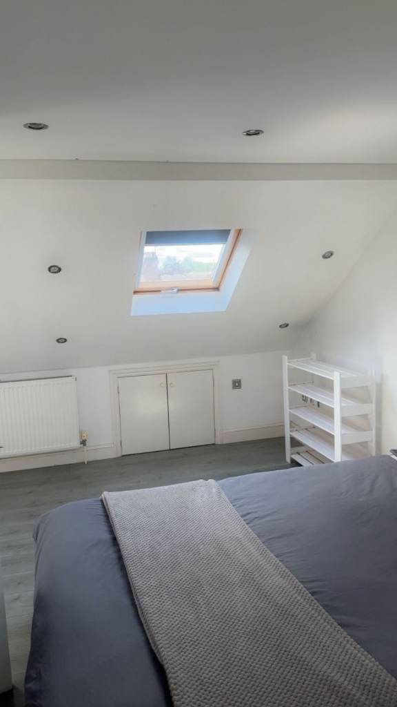 NICE DOUBLE ROOM IN CHINGFORD , E4 8JT FOR £945pcm.. Professional ONLY! (AVAILABLE NOW)