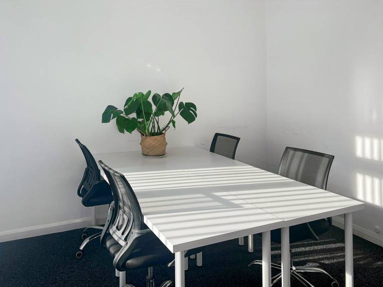 Leeds - LS17 7HW \ Flexible Office Space with 4 Desks