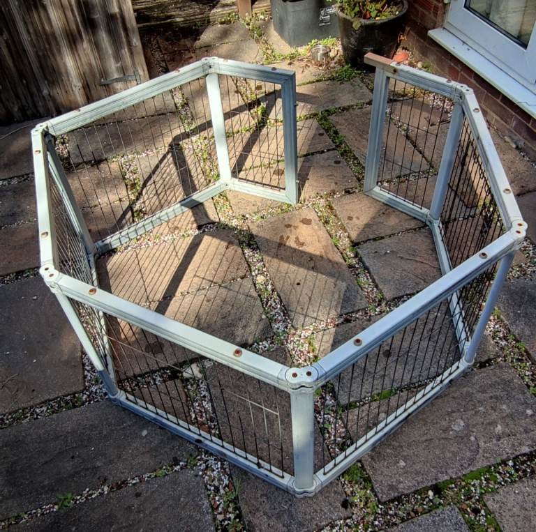Solid Mental pet barrier fence 