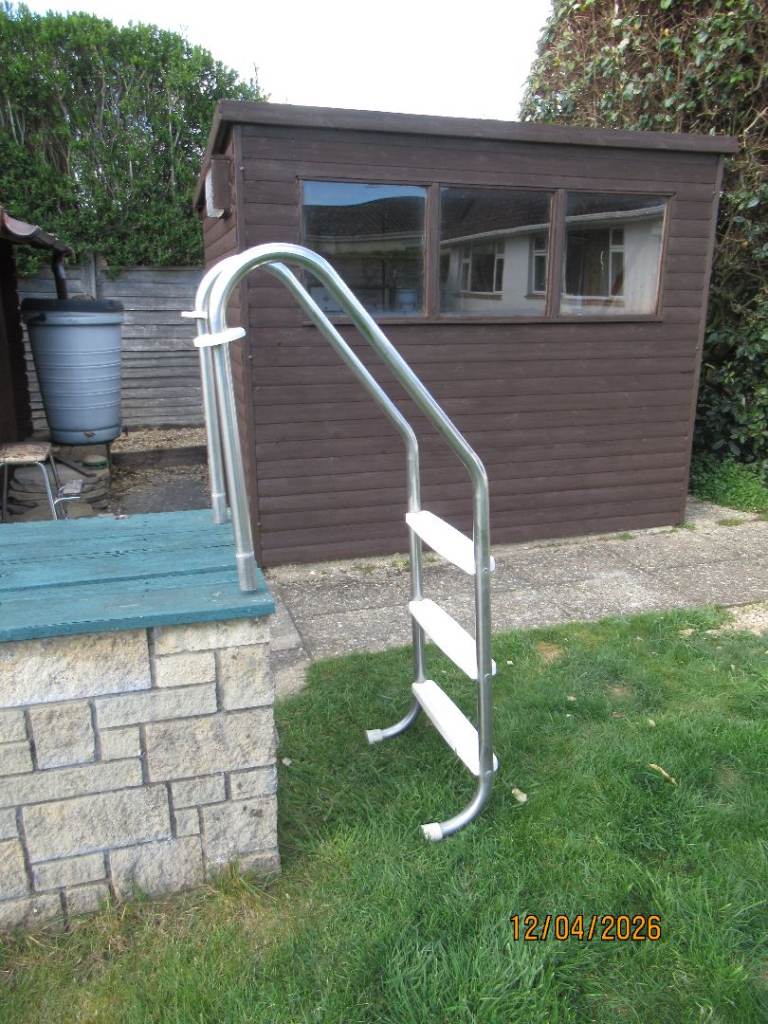 SWIMMING POOL STEPS