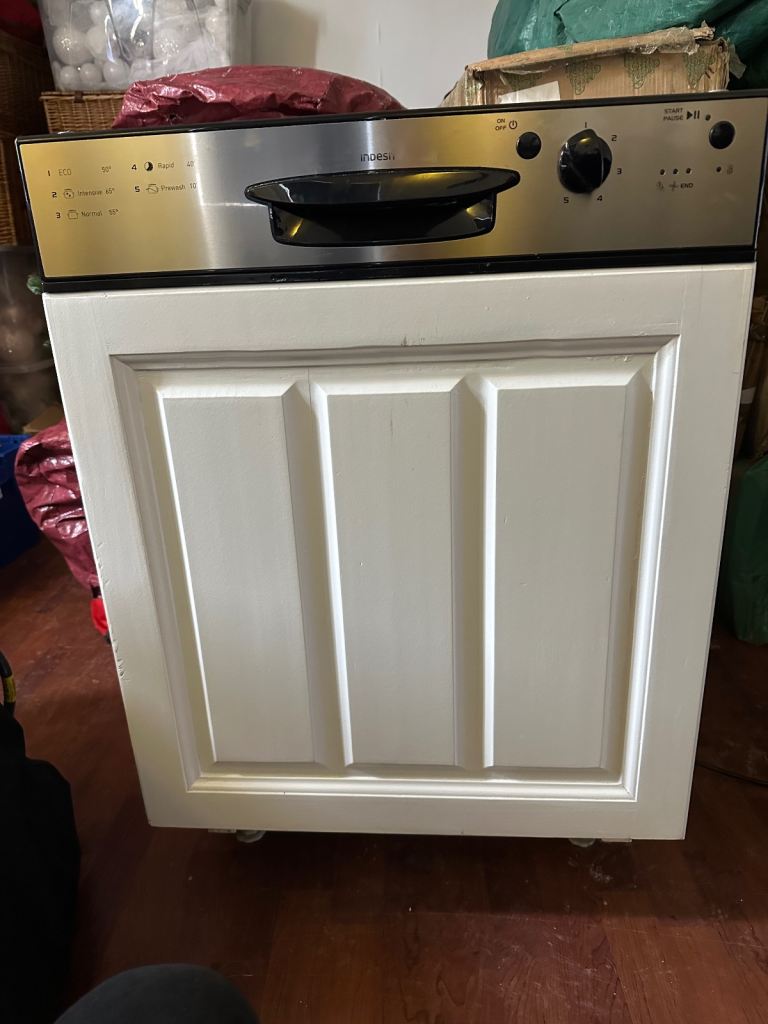 Indesit Dishwasher – White, Good Condition