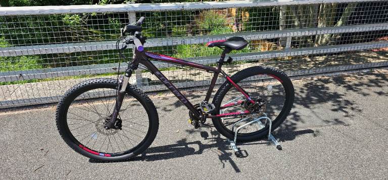 Carrera vengeance women’s hardtail mountain bike - large 18-inch frame
