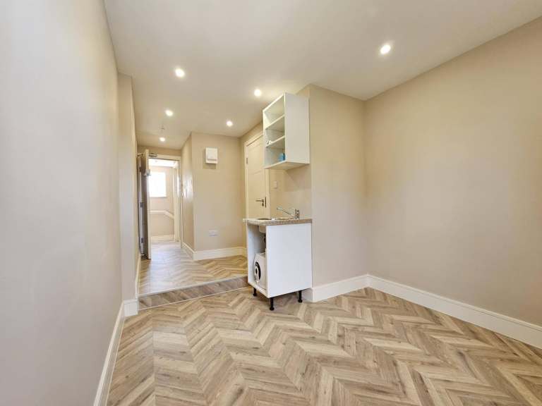 Modern 3 Bedroom, 2 Bathroom First Floor Flat with Attic Conversion & Private Driveway – EN1