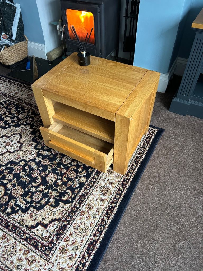 Side/lamp/bedside table 