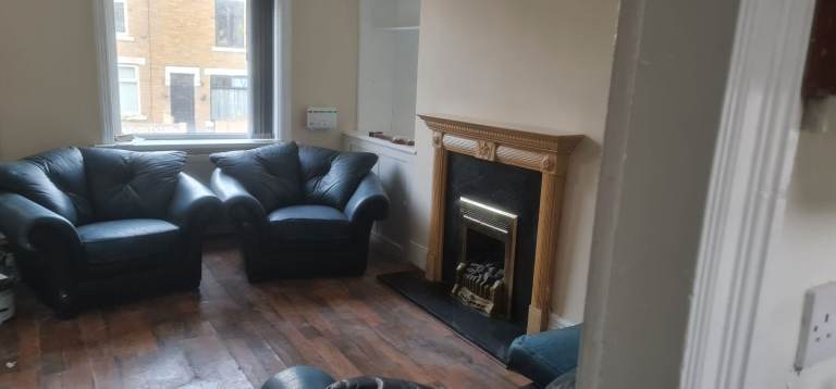 2 bedroom house to let in BD7
