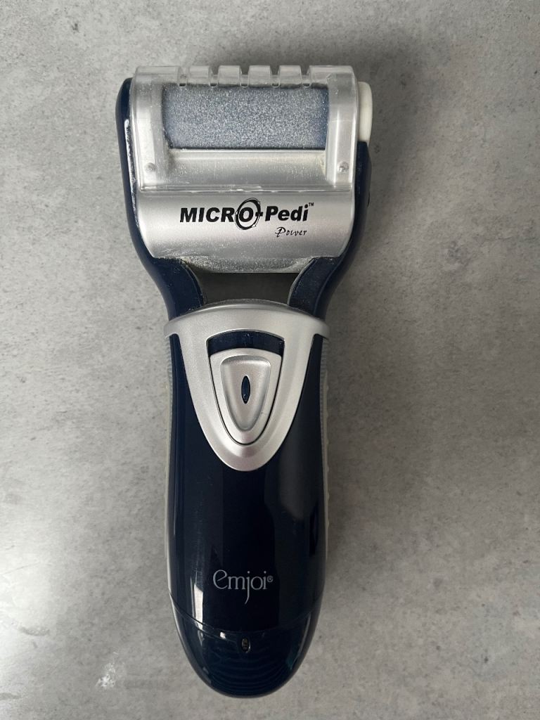 Emoji micro pedi power - smooth feet for summertime