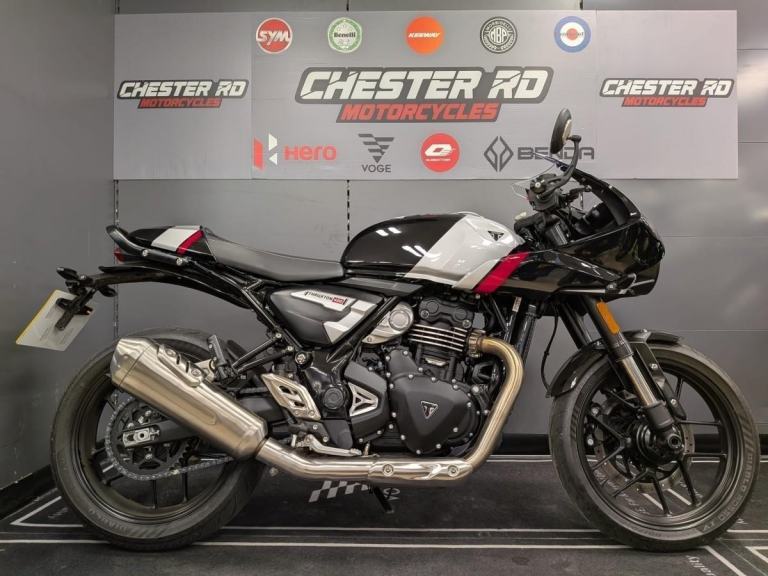 2026 (26) Triumph Thruxton 400 in black