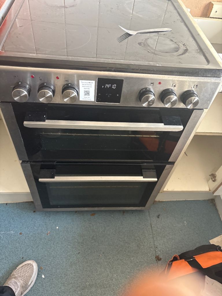 Freestanding electric cooker