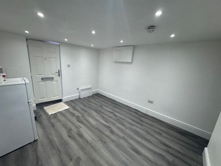 Basement studio flat to rent **Harehills