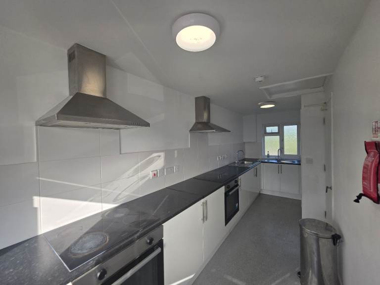 BRIGHT & NEW + SELECTION OF ROOMS + ENSUITE +IDEAL for SINGLE PROFESSIONALS + DSS -BYRON ROAD 