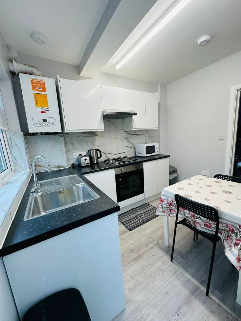 Room in a Shared House, Penshurst Road, N17 - UC/Dss Accepted 