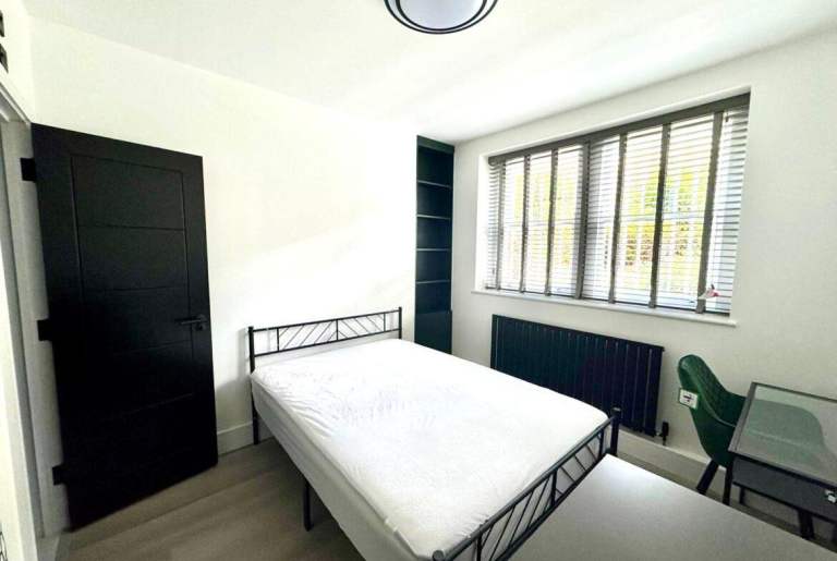  Large bedroom  with bills included in Alexandra House, St Marys Terrace, W2 1SF-Ref: 3005