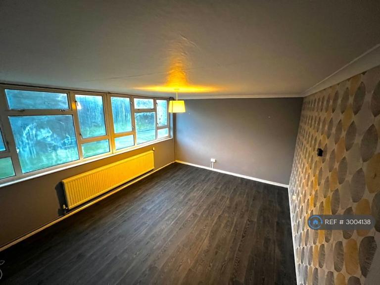 3 bedroom flat in Viaduct Court, Lower Cwm, Pontypool, NP4 (3 bed) (#3004138)
