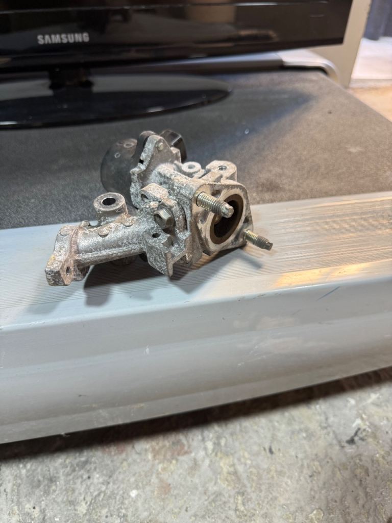 Toyota aruis 1.6 hybrid EGR valve