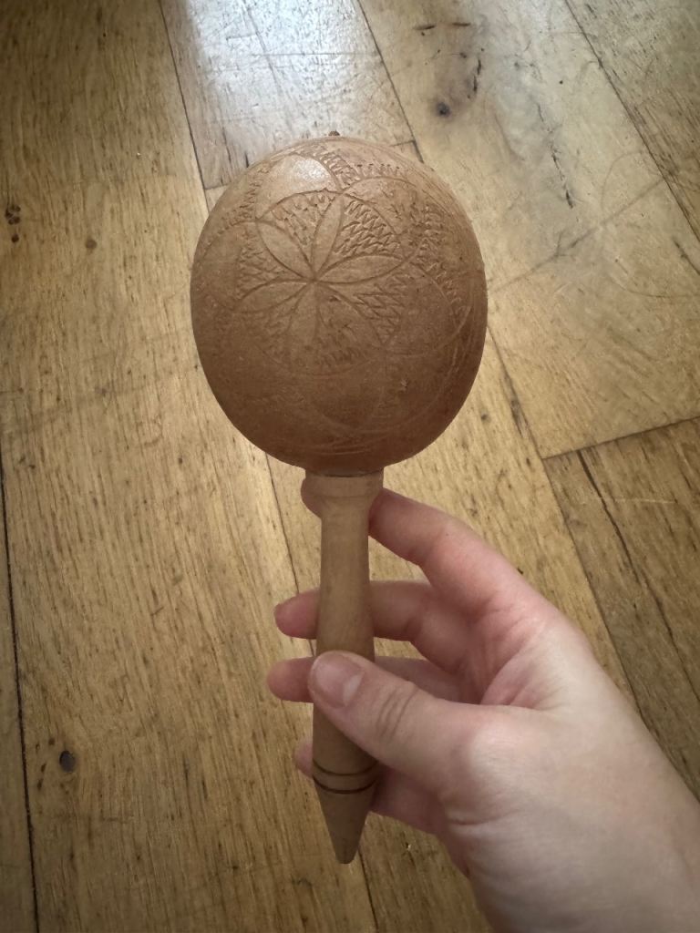 🎼 Real wood decorated maraca