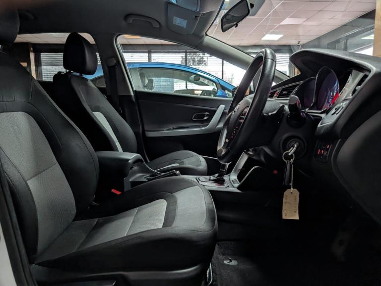 2015 Kia Ceed 1.6 CRDi 2 Hatchback 5dr Diesel DCT Euro 6 (s/s) (134 bhp) HATCHBACK Diesel Automatic