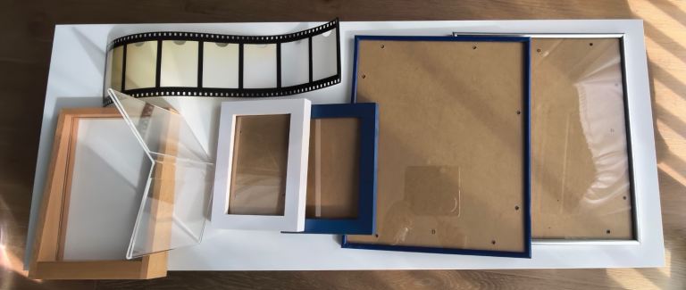 Versatile photo frame set 