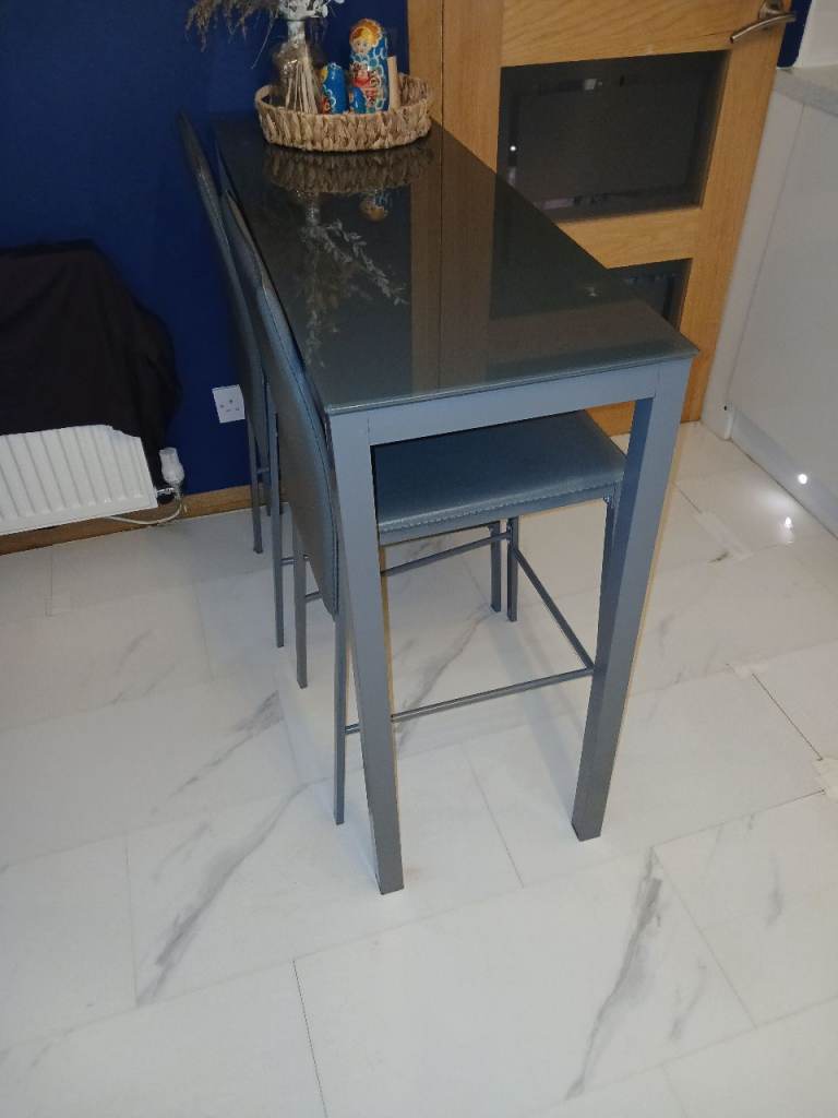 Breakfast bar and two stools