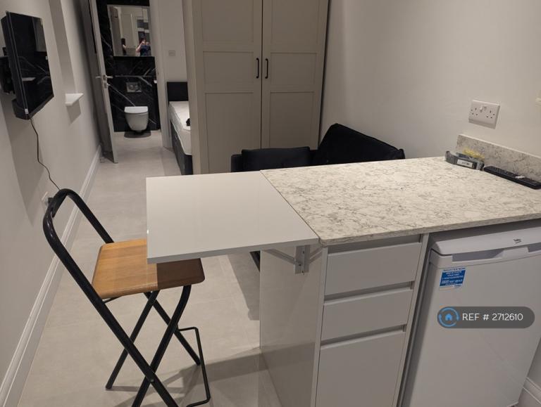 Studio flat in Edgware, Edgware, Greater London, HA8 (#2712610)