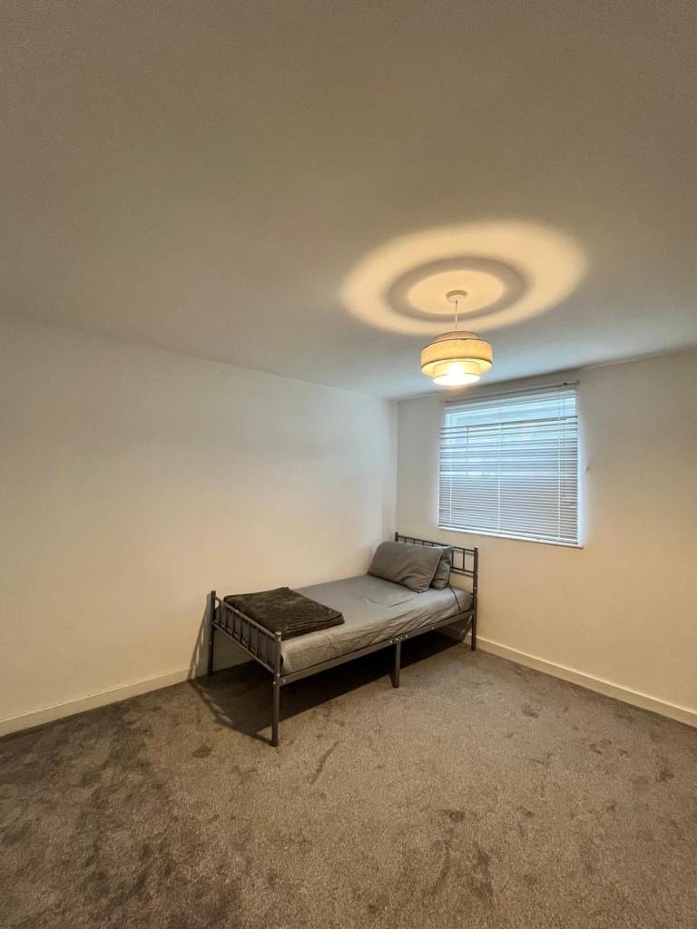 1 single room in a new flat ( neat and clean)(all bills included)