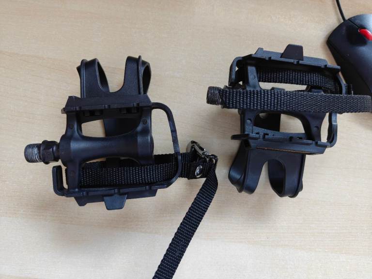 New bike pedals with integrated toe clips and straps Wellgo M719-XS
