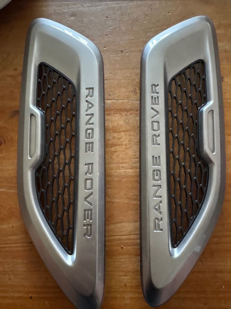 EVOQUE 2017 Front Bonnet Vents