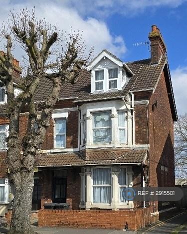 Studio flat in County House, Swindon, SN1 (#2915501)