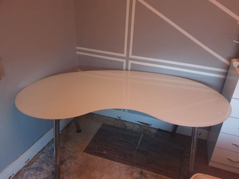 White Curved Desk with Chrome Legs – Good Condition