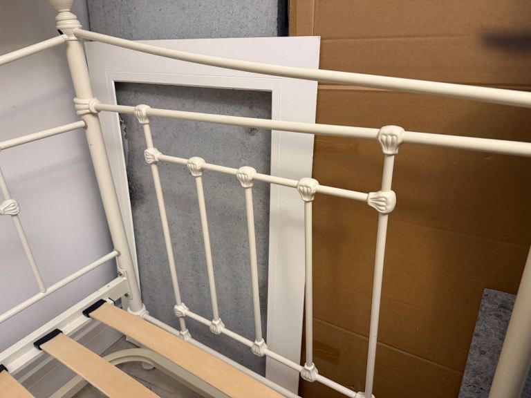 Day bed. Pull out bed underneath 