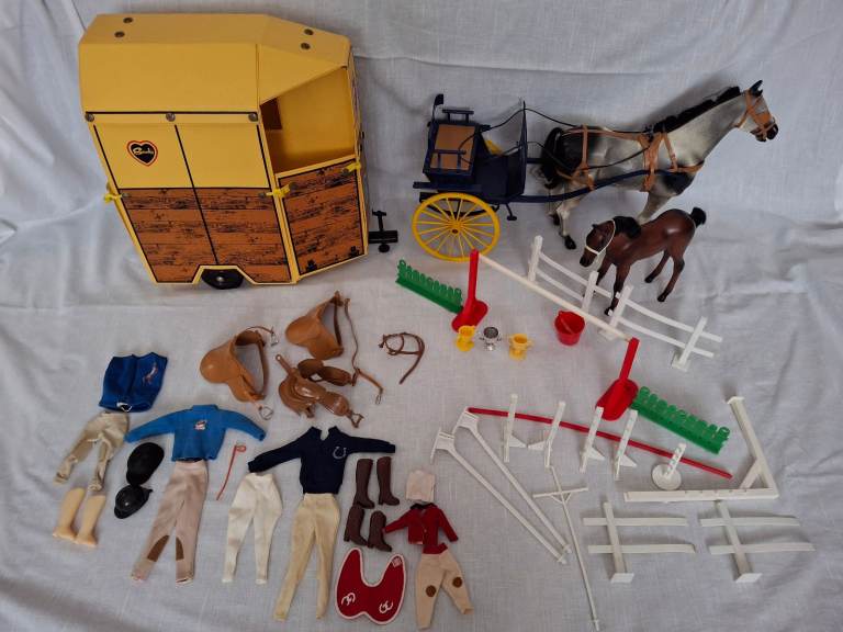 Vintage sindy horse box and accessories 