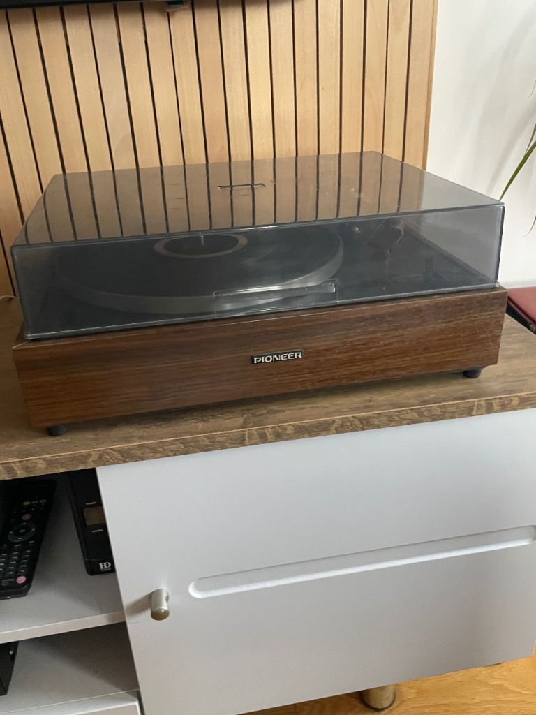 Reduced Pioneer 12d turntable