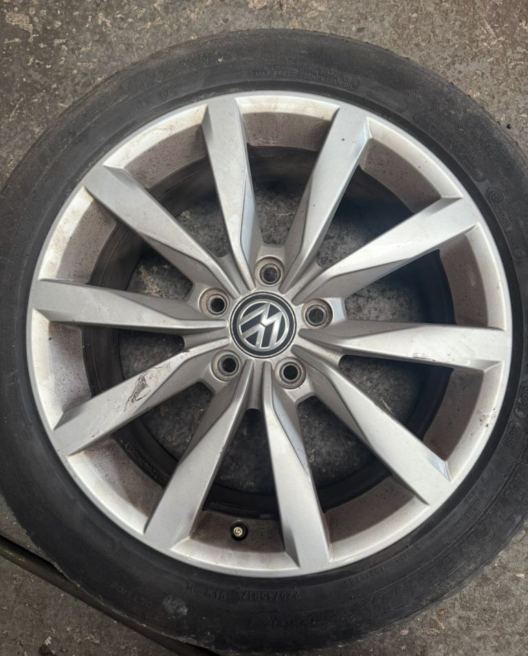 VW Golf 17 Inch Alloys.