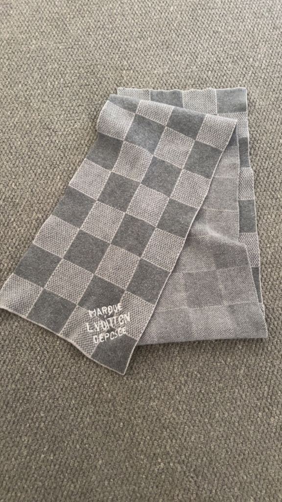 Louis Vuitton Grey Damier Scarf – Good Condition