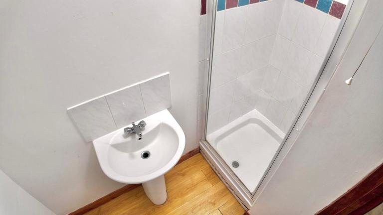 En-suite double room including bills for single occupancy Postcode LU3 1DJ