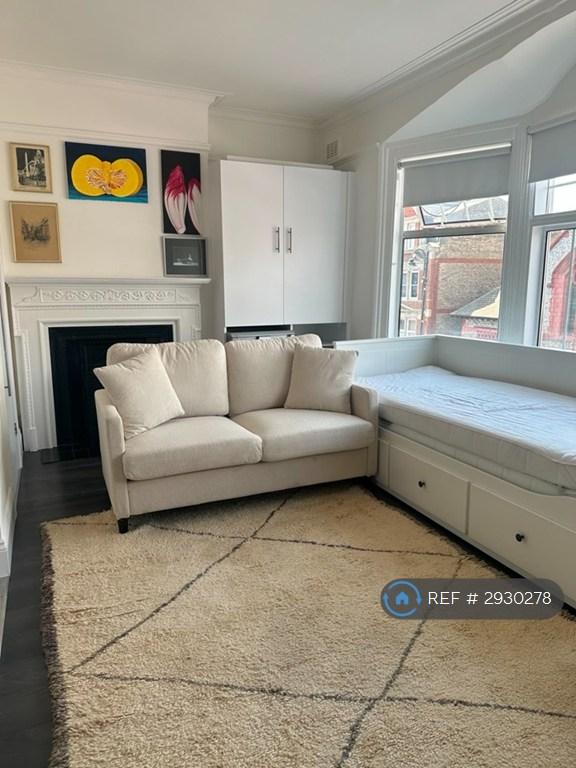 Studio flat in Hillfield Park Mews, London, N10 (#2930278)