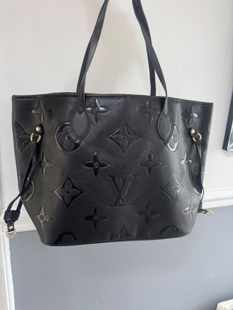Lovely Lv Louis Vuitton bag approx 40 cm wide includes dustbag and pouch 