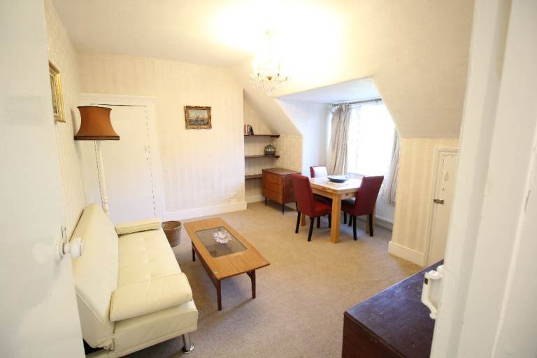 Beautiful Large One Bed Flat including Bills! 2 mins walk from station! Best Area. Private Landlord