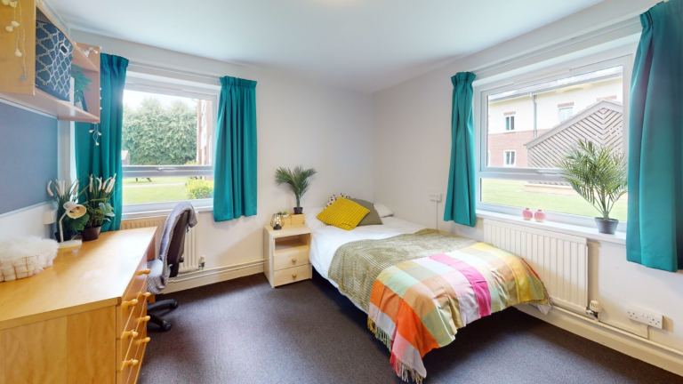 Large standard room in shared flat, all girls